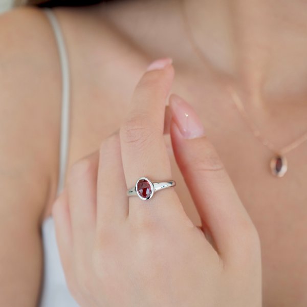 AMBER Ring - Red Garnet (Silver)