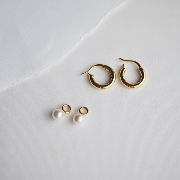 ZOEY Huggies - Shell Pearl (Yellow Gold)