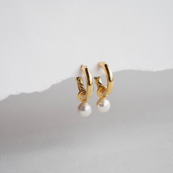 ZOEY Huggies - Shell Pearl (Yellow Gold)