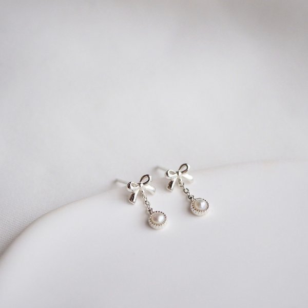 YURI Earrings - Pearl (Silver)