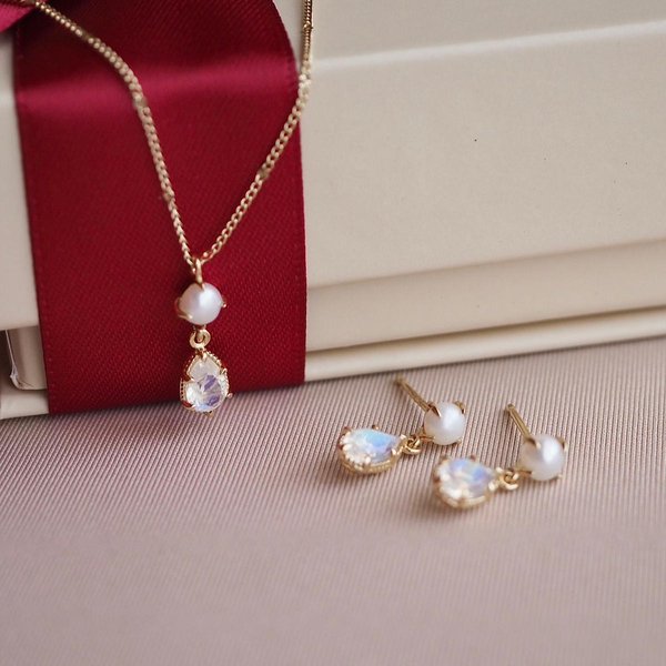 ELAYNE Earrings - Moonstone (Yellow Gold)