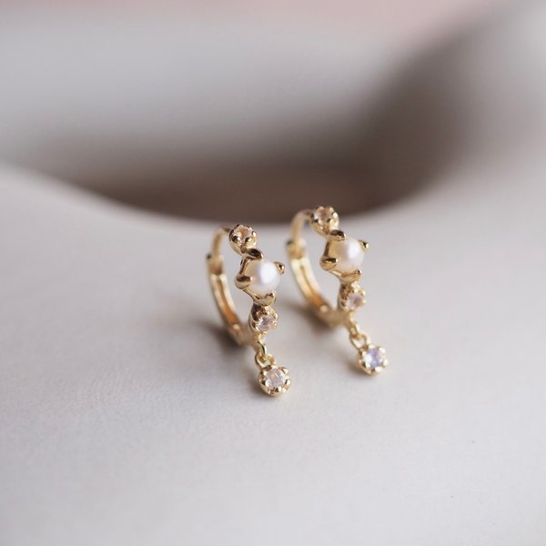 ASTERIA Huggies - Pearl (Yellow Gold)