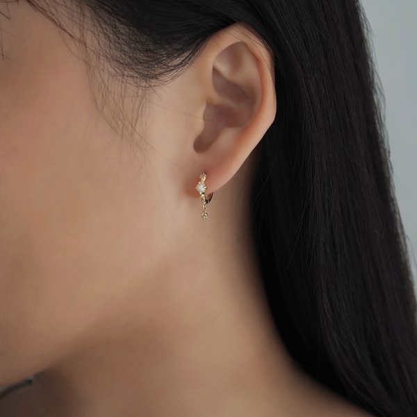 ASTERIA Huggies - Pearl (Yellow Gold)