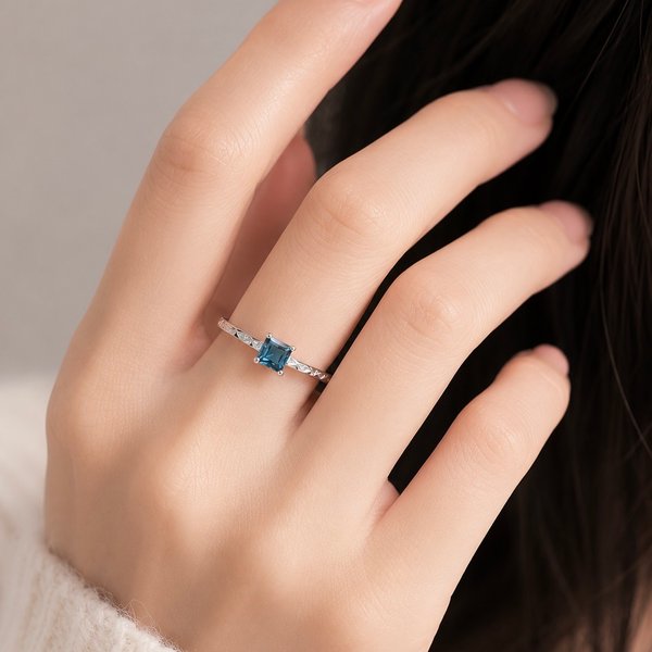 EDEN Ring - London Blue Topaz (Silver)