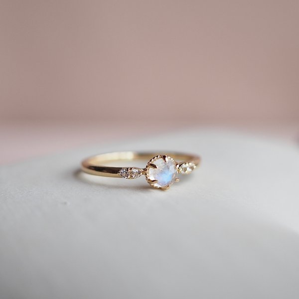 ROSETTE Ring - Moonstone (Yellow Gold)