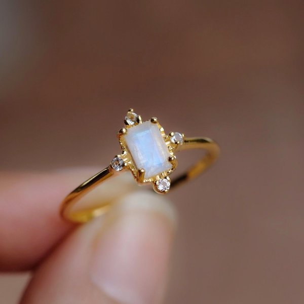 Victoria Ring - Moonstone (Yellow Gold)